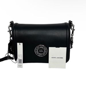 Black Insignia bag comes with strap that’s changeable and adjustable